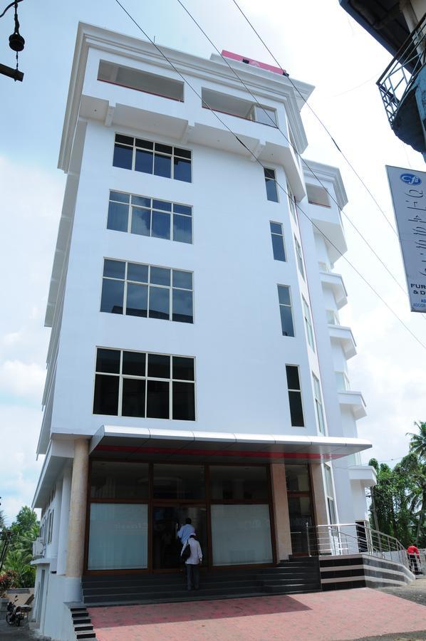 Готель Lals Residency Adur Екстер'єр фото