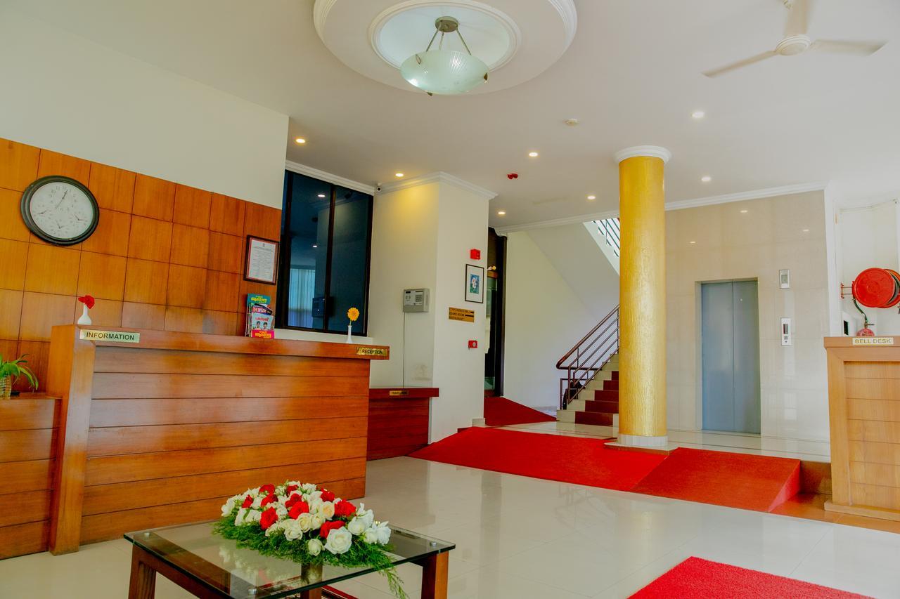 Готель Lals Residency Adur Екстер'єр фото