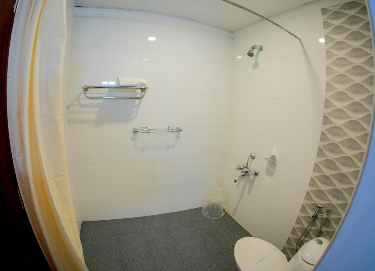 Готель Lals Residency Adur Екстер'єр фото